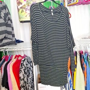 LOVE IN SIZE LARGE BLACK AND GREEN SWEATER DRESS OR TUNIC TOP